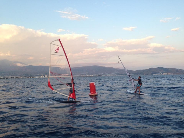 dos chicos de windsurf haciendo el giro